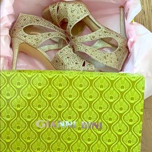 NWOT. Gold sequined Gianni Bini heels. Size 7.5